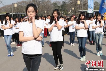 韩女星颁奖礼上摔倒，“暖心男神”任时完贴心救场